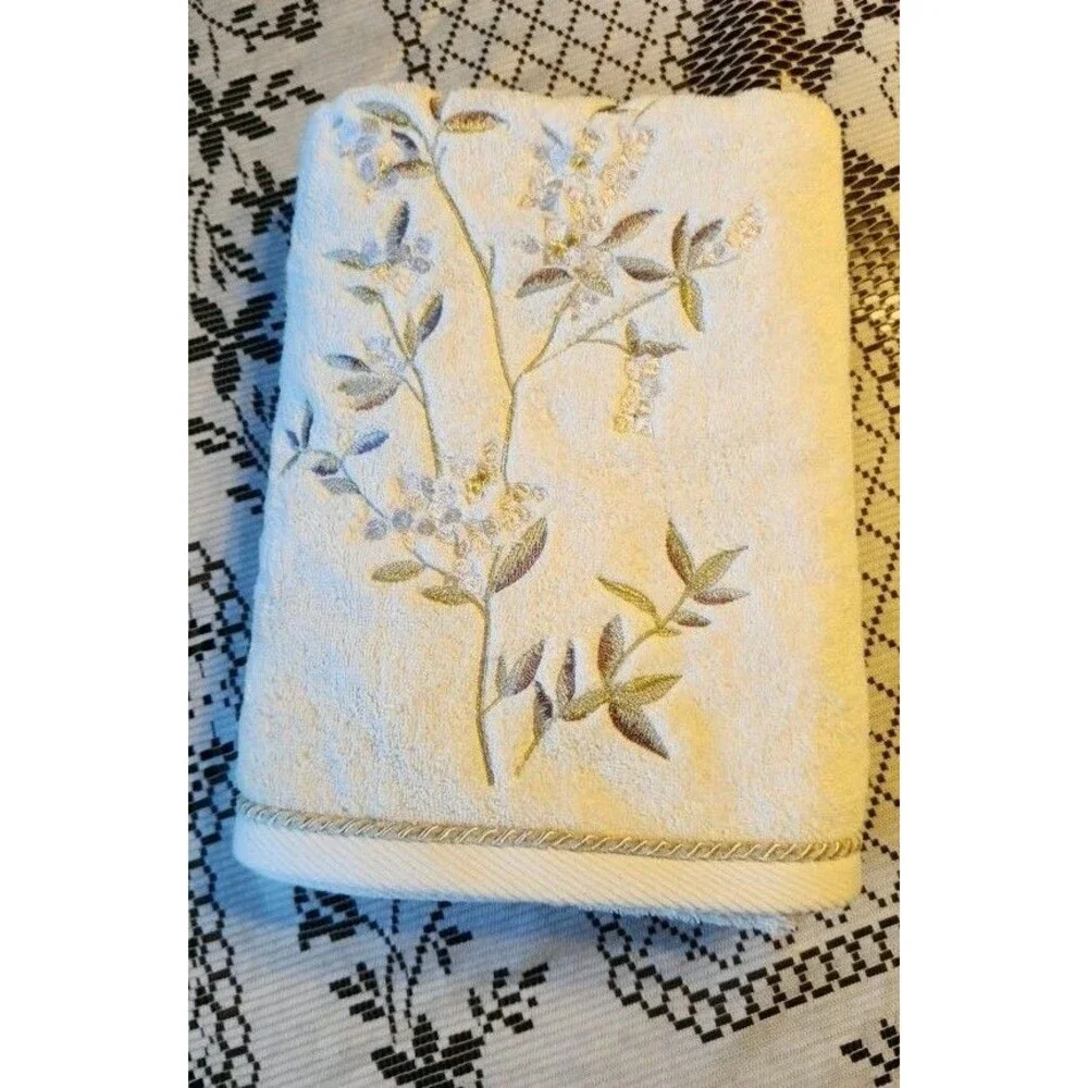 2 Croscill Vintage Elegant Bath Towels Rose And Darian Design READ For Sizes